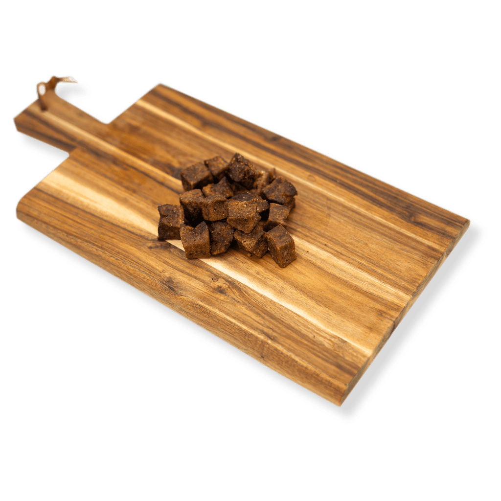Rind-Goodies auf Holzbrett